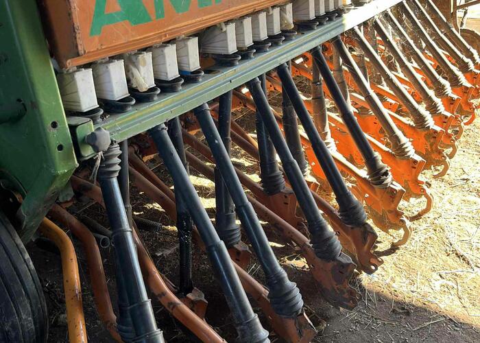 Grajewo ogłoszenia: Sprzedam: siewnik zbożowy d8, kultywator, śrutownik bijakowy do...